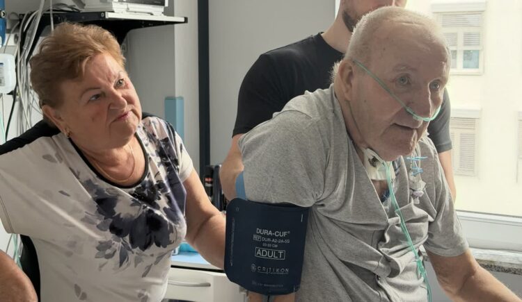 72-letni pacjent z żoną. Fot. Uniwersytecki Szpital Kliniczny w Białymstoku/FB