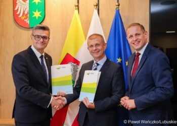 Podpisanie listu intencyjnego o wykupie udziałów w spółce PKS Zielona Góra przez Zarząd Województwa Lubuskiego (fot. Paweł Wańczko/lubuskie.pl)