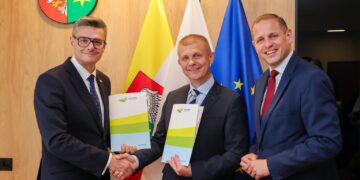 Podpisanie listu intencyjnego o wykupie udziałów w spółce PKS Zielona Góra przez Zarząd Województwa Lubuskiego (fot. Paweł Wańczko/lubuskie.pl)