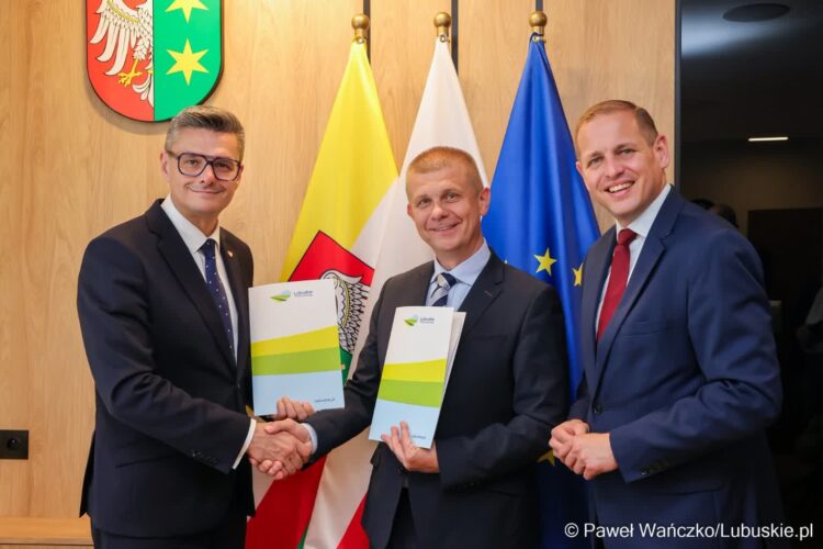 Podpisanie listu intencyjnego o wykupie udziałów w spółce PKS Zielona Góra przez Zarząd Województwa Lubuskiego (fot. Paweł Wańczko/lubuskie.pl)