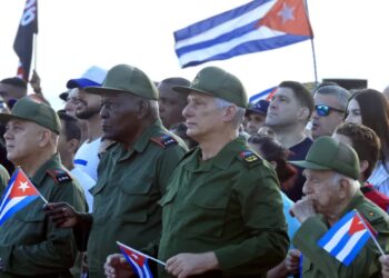 Prezydent Kuby Miguel Diaz-Canel (w środku), fot. PAP/EPA/EFE/Ernesto Mastrascusa