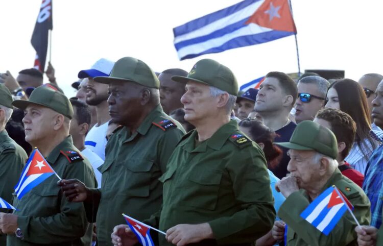 Prezydent Kuby Miguel Diaz-Canel (w środku), fot. PAP/EPA/EFE/Ernesto Mastrascusa