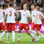 Kacper Potulski cieszy się z bramki zdobytej podczas towarzyskiego meczu piłkarskiego na stadionie PGE Narodowym w Warszawie. Fot. PAP/Leszek Szymański