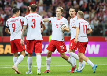 Kacper Potulski cieszy się z bramki zdobytej podczas towarzyskiego meczu piłkarskiego na stadionie PGE Narodowym w Warszawie. Fot. PAP/Leszek Szymański