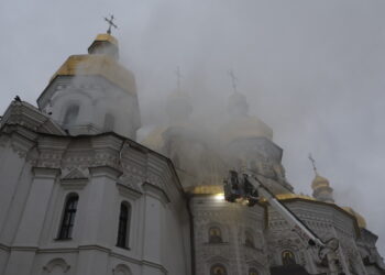 Rosyjski atak na sobór Zaśnięcia Matki Bożej w Ławrze Peczerskiej w Kijowie. Fot. PAP/EPA/SERGEY DOLZHENKO