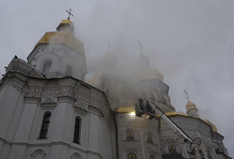 Rosyjski atak na sobór Zaśnięcia Matki Bożej w Ławrze Peczerskiej w Kijowie. Fot. PAP/EPA/SERGEY DOLZHENKO