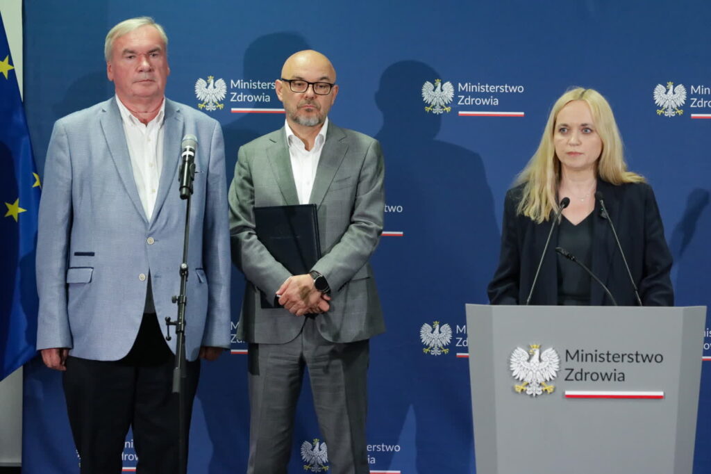 Minister zdrowia Jolanta Sobierańska-Grenda (P), prezes Narodowego Funduszu Zdrowia Filip Nowak (C) i konsultant krajowy w dziedzinie medycyny ratunkowej prof. dr hab. Jerzy Robert Ładny (L). Fot. PAP/Tomasz Gzell