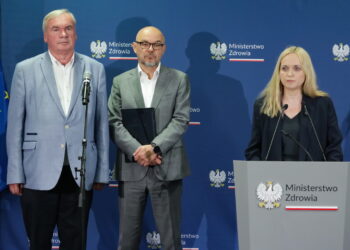 Minister zdrowia Jolanta Sobierańska-Grenda (P), prezes Narodowego Funduszu Zdrowia Filip Nowak (C) i konsultant krajowy w dziedzinie medycyny ratunkowej prof. dr hab. Jerzy Robert Ładny (L). Fot. PAP/Tomasz Gzell