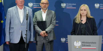 Minister zdrowia Jolanta Sobierańska-Grenda (P), prezes Narodowego Funduszu Zdrowia Filip Nowak (C) i konsultant krajowy w dziedzinie medycyny ratunkowej prof. dr hab. Jerzy Robert Ładny (L). Fot. PAP/Tomasz Gzell