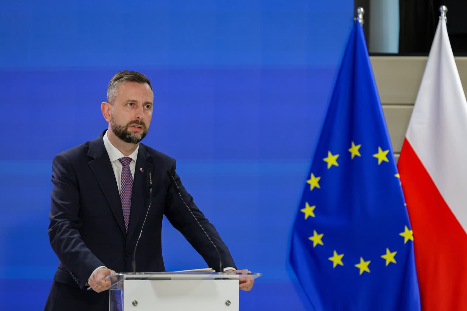 Szef MON: Otoczenie prezydenta kłamie