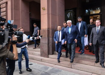 Szef MSZ Ukrainy Andrij Sybiha (2P) i ambasador Ukrainy w Polsce Wasyl Bodnar (C) po spotkaniu z wicepremierem, szefem MSZ Radosławem Sikorskim w siedzibie Ministerstwa Spraw Zagranicznych. Fot. PAP/Albert Zawada