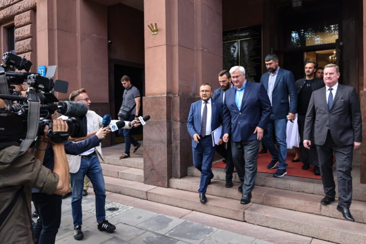 Szef MSZ Ukrainy Andrij Sybiha (2P) i ambasador Ukrainy w Polsce Wasyl Bodnar (C) po spotkaniu z wicepremierem, szefem MSZ Radosławem Sikorskim w siedzibie Ministerstwa Spraw Zagranicznych. Fot. PAP/Albert Zawada