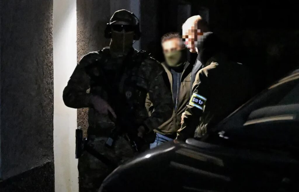 Patryk M. ps. Wielki Bu doprowadzany do Lubelskiego Wydziału Zamiejscowego Departamentu do Spraw Przestępczości Zorganizowanej i Korupcji Prokuratury Krajowej w Lublinie. Fot. PAP/Wojtek Jargiło