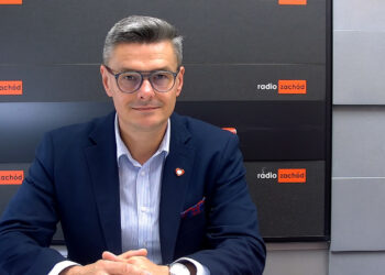 Sebastian Ciemnoczołowski w studiu RZ
