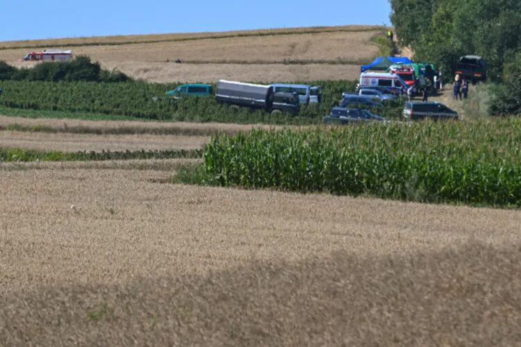 Służby w miejscu upadku niezidentyfikowanego obiektu w okolicach miejscowości Tarnawa-Kolonia. Fot. PAP/Wojtek Jargiło