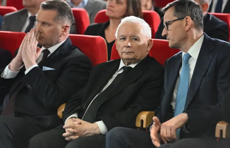 Przemysław Czarnek, Jarosław Kaczyński, Mateusz Morawiecki. Fot. PAP/Wojtek Jargiło