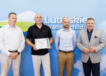 Wręczenie symbolicznych czeków beneficjentom programu "Lubuska baza sportowo-rekreacyjna" w UMWL w Zielonej Górze (fot. Kasia Klimkowska/lubuskie.pl)