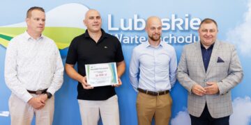 Wręczenie symbolicznych czeków beneficjentom programu "Lubuska baza sportowo-rekreacyjna" w UMWL w Zielonej Górze (fot. Kasia Klimkowska/lubuskie.pl)