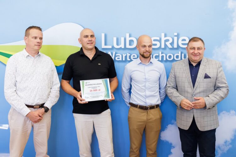 Wręczenie symbolicznych czeków beneficjentom programu "Lubuska baza sportowo-rekreacyjna" w UMWL w Zielonej Górze (fot. Kasia Klimkowska/lubuskie.pl)