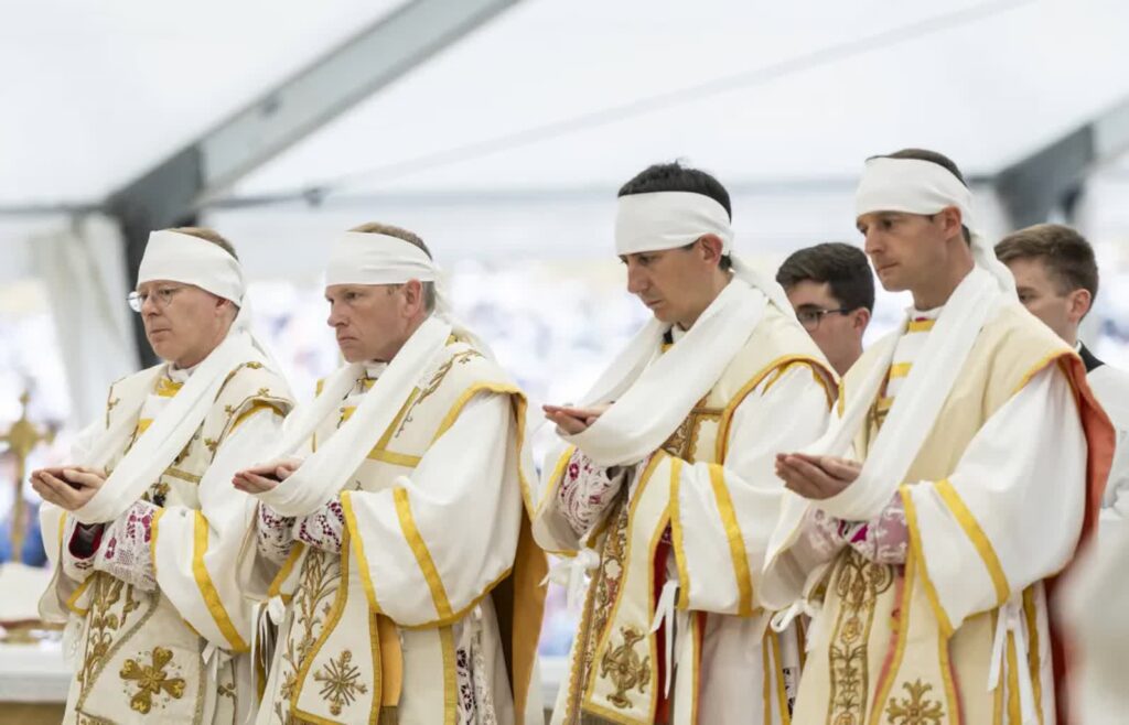 Ceremonia święceń czterech biskupów lefebrystów w Econe. Fot. PAP/EPA/CYRIL ZINGARO
