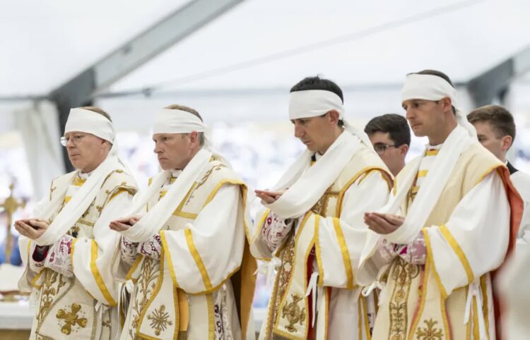 Ceremonia święceń czterech biskupów lefebrystów w Econe. Fot. PAP/EPA/CYRIL ZINGARO