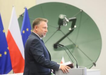 Szef MSWiA Marcin Kierwiński podczas podpisania umowy dot. udziału Polski w budowie konstelacji satelitarnej IRIS2 Fot. PAP/Leszek Szymański
