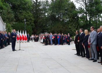 Prezydent RP Karol Nawrocki (L) podczas uroczystości wręczenia nominacji profesorskich w Pałacu Prezydenckim w Warszawie. Fot. PAP/Paweł Supernak