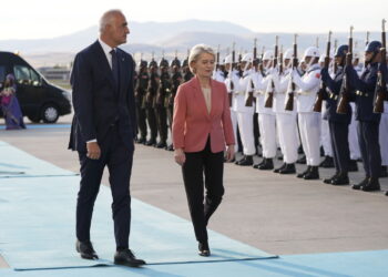 Szefowa KE Ursula von der Leyen witana na lotnisku w Ankarze przed szczytem NATO (PAP/EPA/METIN AKTAS / POOL)