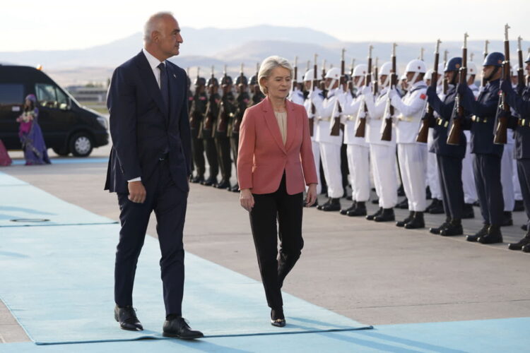Szefowa KE Ursula von der Leyen witana na lotnisku w Ankarze przed szczytem NATO (PAP/EPA/METIN AKTAS / POOL)