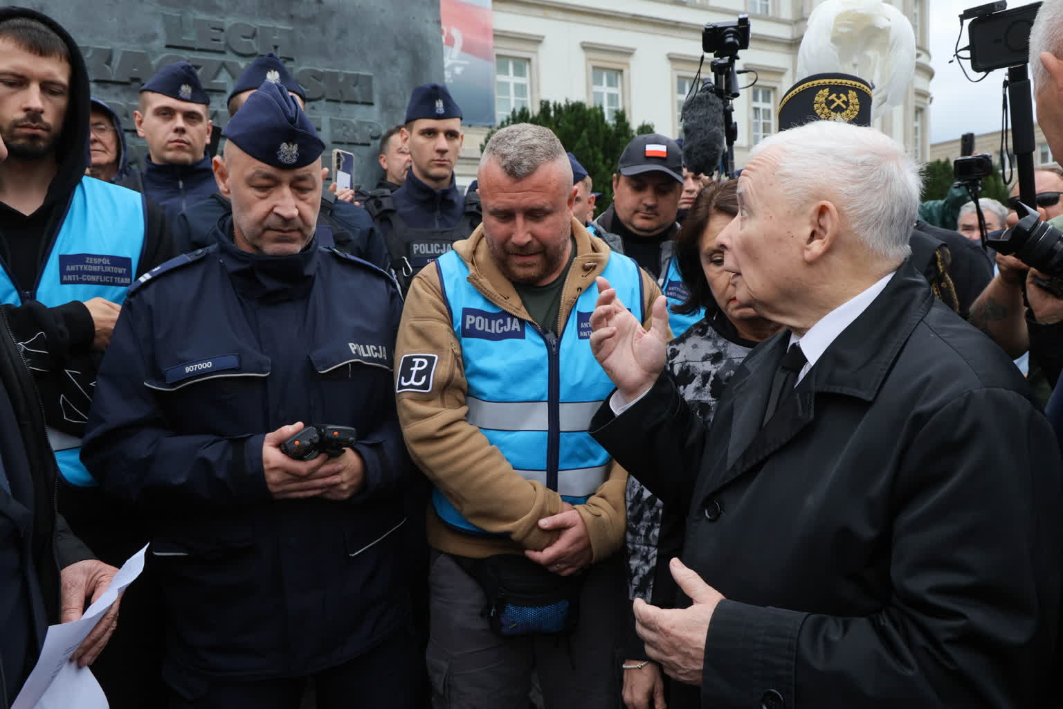 PiS o policji jak o bojówkach, koalicja rządząca oburzona