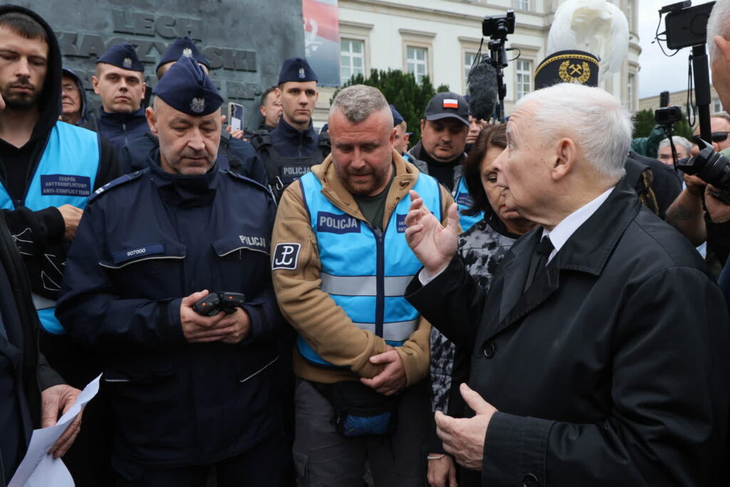 Prezes PiS Jarosław Kaczyński (P) przed Pomnikiem Lecha Kaczyńskiego na Pl. Piłsudskiego w Warszawie Fot. PAP/Paweł Supernak