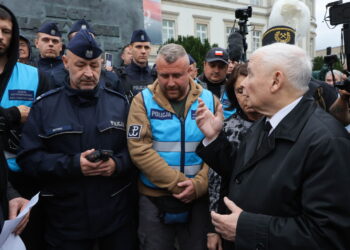 Prezes PiS Jarosław Kaczyński (P) przed Pomnikiem Lecha Kaczyńskiego na Pl. Piłsudskiego w Warszawie Fot. PAP/Paweł Supernak