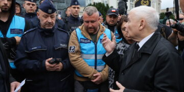 Prezes PiS Jarosław Kaczyński (P) przed Pomnikiem Lecha Kaczyńskiego na Pl. Piłsudskiego w Warszawie Fot. PAP/Paweł Supernak