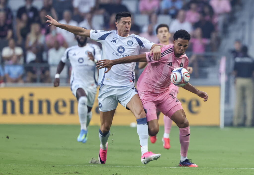 Robert Lewandowski i Ian Fray. Fot. PAP/EPA/CRISTOBAL HERRERA-ULASHKEVICH