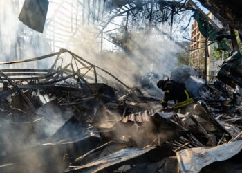 Na zdjęciu skutki bombardowanego kilka dni wcześniej Charkowa (PAP/Mykola Kalyeniak)