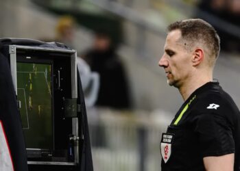 Sędzia piłkarski Tomasz Kwiatkowski. Fot. PAP/Marcin Gadomski