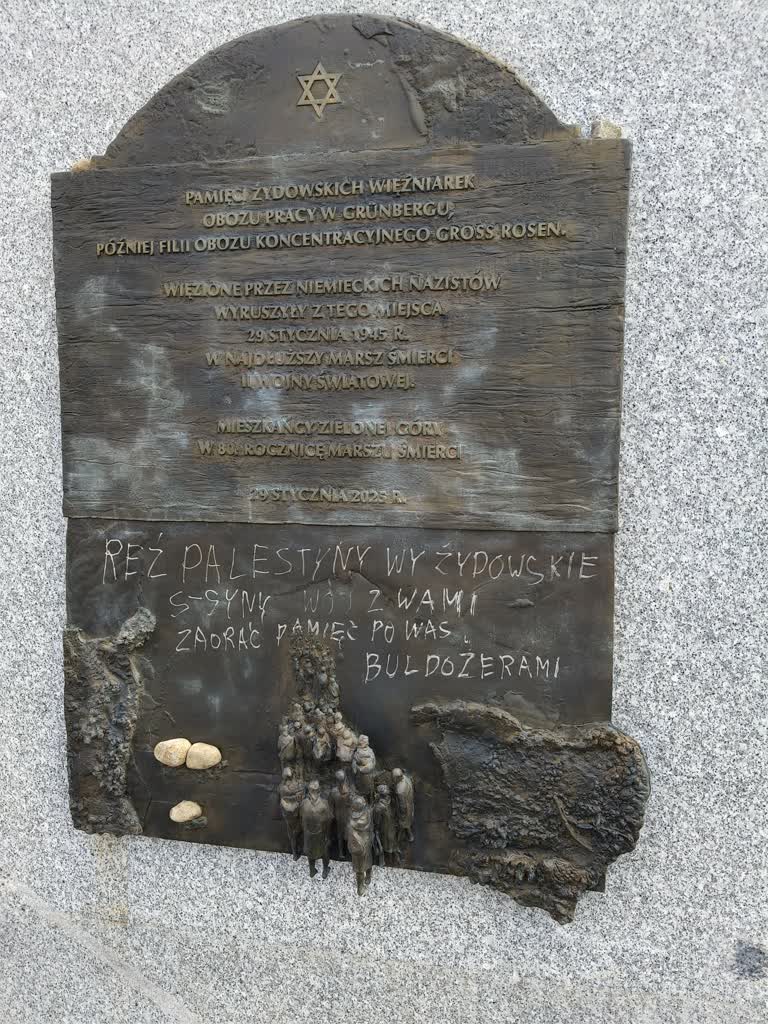 Zniszczona tablica pamięci żydowskich więźniarek