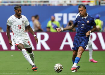 Marcus Rashford (Anglia) (L) i Malo Gusto (Francja). Fot. PAP/EPA/CRISTOBAL HERRERA-ULASHKEVICH
