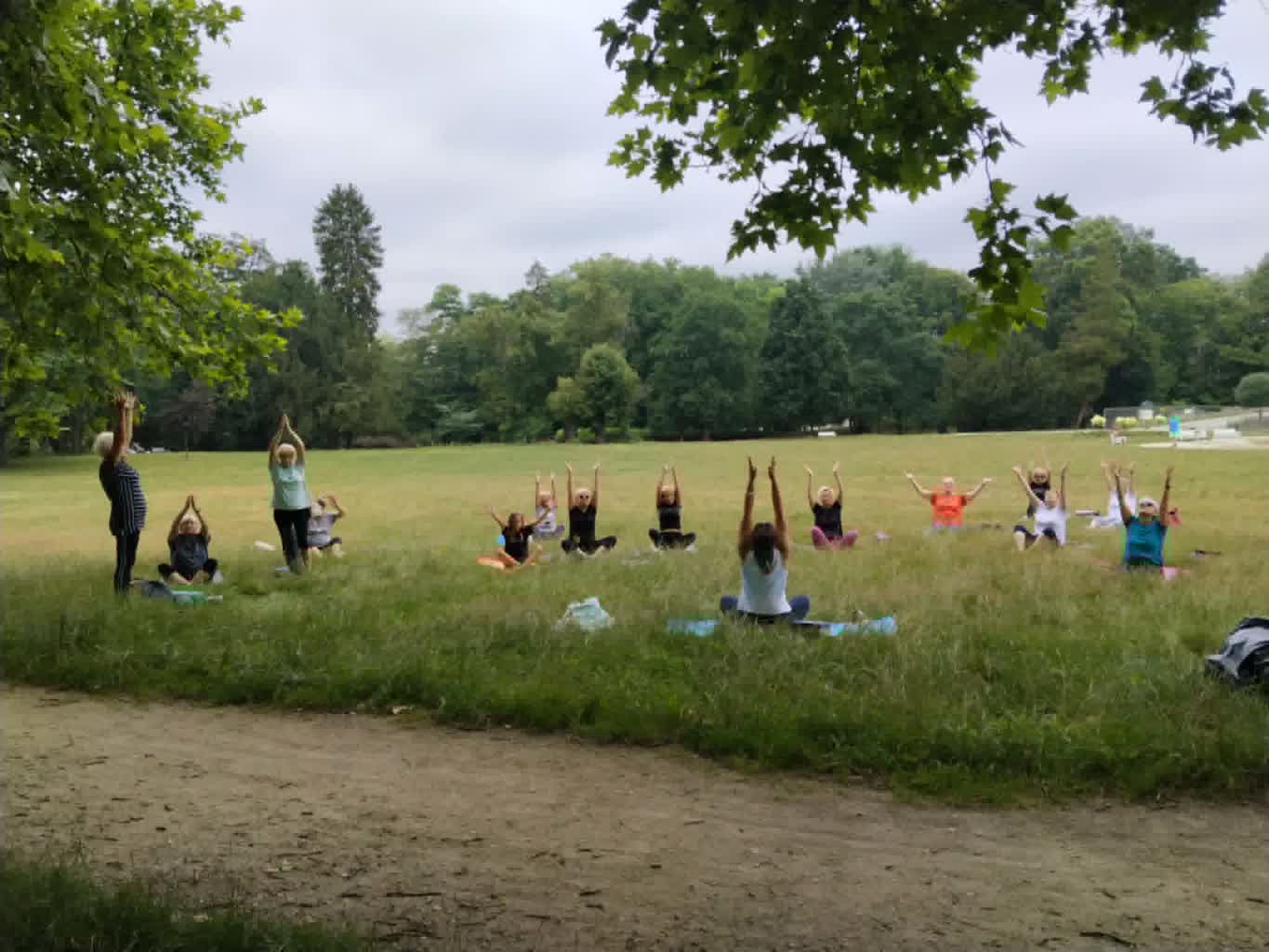 Wakacyjna joga w żagańskim parku książęcym