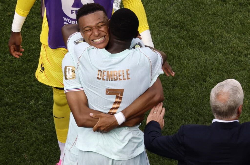 Ousmane Dembele obejmuje Kyliana Mbappe. Fot. PAP/EPA/GREG M. COOPER