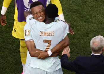 Ousmane Dembele obejmuje Kyliana Mbappe. Fot. PAP/EPA/GREG M. COOPER