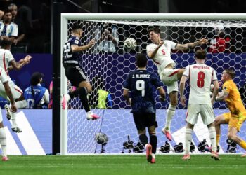 Lautaro Martinez strzelający gola. Fot. EPA/RONALD WITTEK