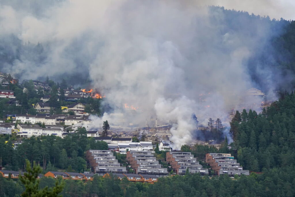 Pożar w norweskim Drammen. Fot. PAP/EPA/THOMAS FURE