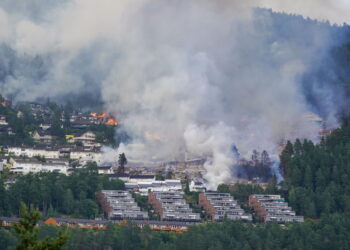 Pożar w norweskim Drammen. Fot. PAP/EPA/THOMAS FURE