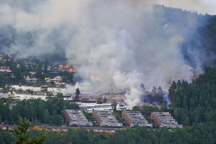 Pożar w norweskim Drammen. Fot. PAP/EPA/THOMAS FURE