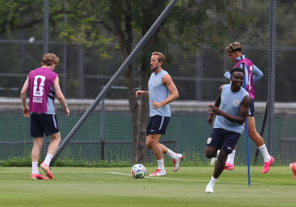 Anthony Gordon (L) and Harry Kane (Ś) z Anglii trenują w mieście Meksyk. Fot. PAP/EPA/ALEX CRUZ