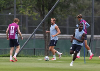 Anthony Gordon (L) and Harry Kane (Ś) z Anglii trenują w mieście Meksyk. Fot. PAP/EPA/ALEX CRUZ