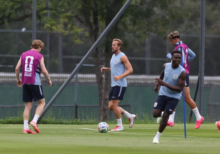 Anthony Gordon (L) and Harry Kane (Ś) z Anglii trenują w mieście Meksyk. Fot. PAP/EPA/ALEX CRUZ