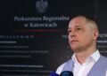 Rzeczniczk Prokuratury Regionalnej w Katowicach Michał Binkiewicz podczas wypowiedzi dla mediów w sprawie kryptowalut. Fot. PAP/Kasia Zaremba