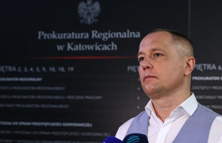Rzeczniczk Prokuratury Regionalnej w Katowicach Michał Binkiewicz podczas wypowiedzi dla mediów w sprawie kryptowalut. Fot. PAP/Kasia Zaremba